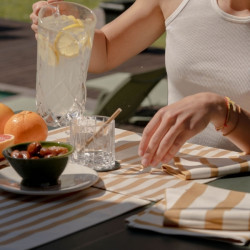 SET DE TABLE EN TOILE...