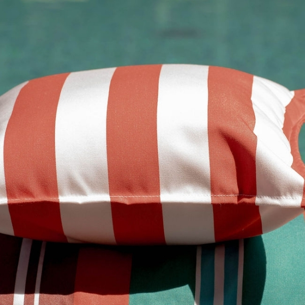 coussin ligne rouge