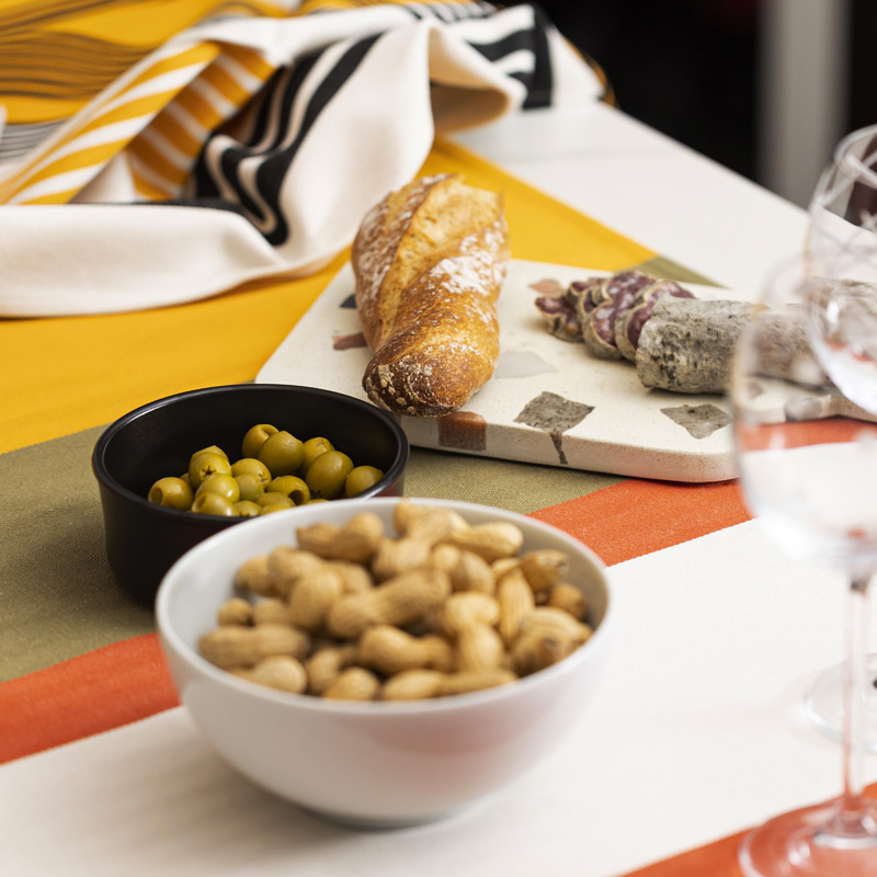 Table conviviale d'apéritif avec une nappe Artiga